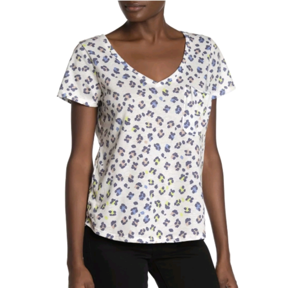 NWT Socialite Leopard Print V-Neck Pocket T d18